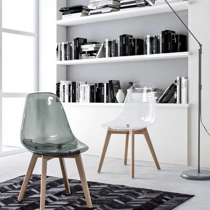 Sedia Easy in policarbonato con gambe in faggio di Bizzotto