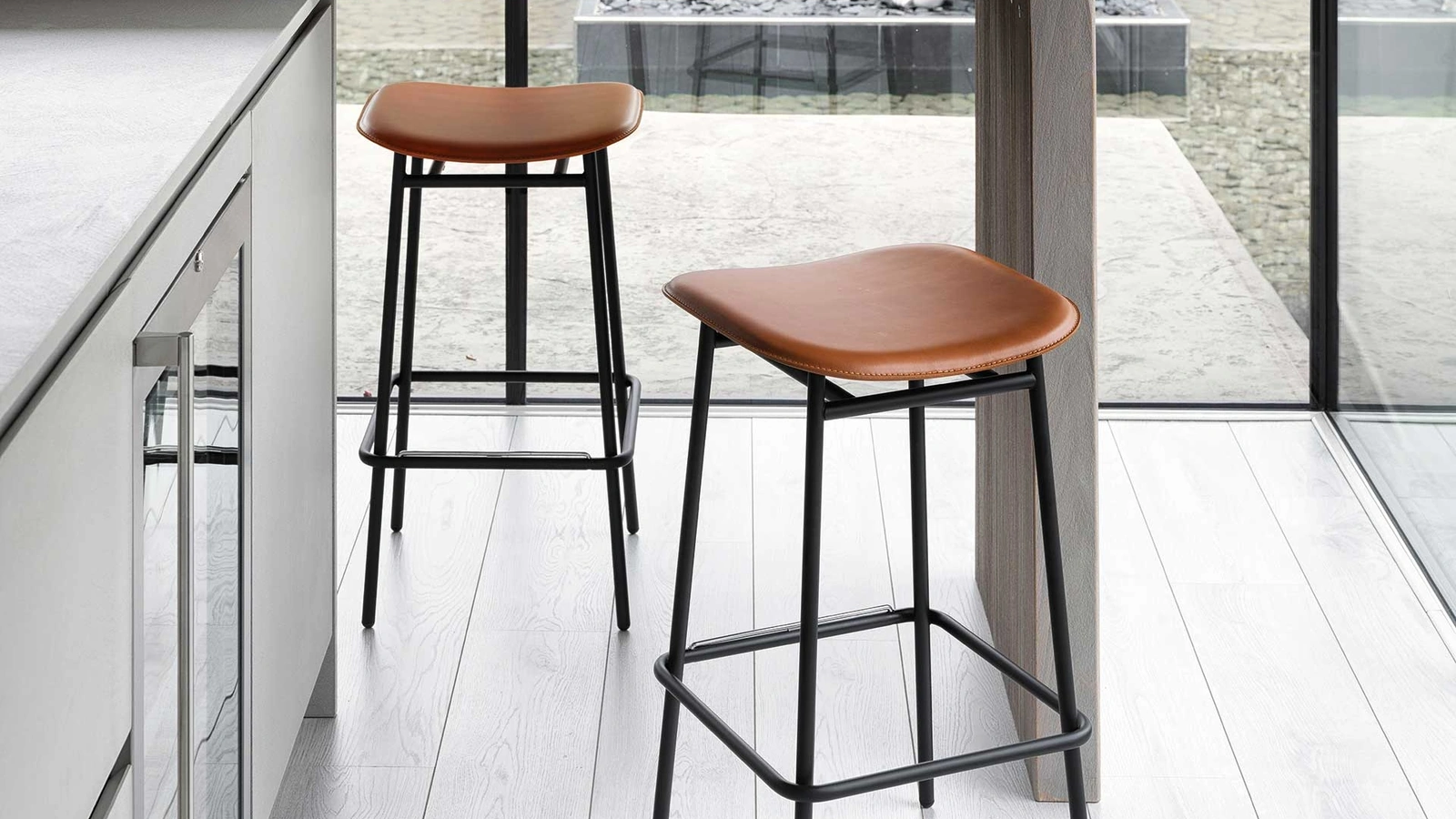 Sgabello Fifties con seduta in cuoio e base in metallo di Calligaris