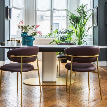 Sedia Oleandro in ecopelle con struttura in ottone lucido di Calligaris