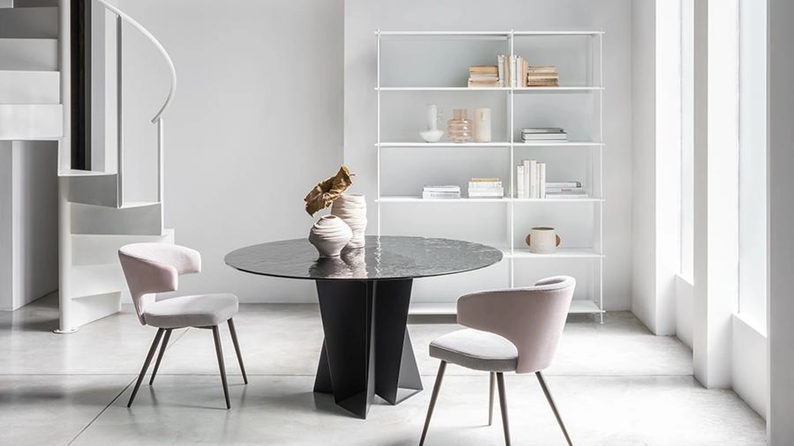 Sedia Olimpe in tessuto di Pezzani