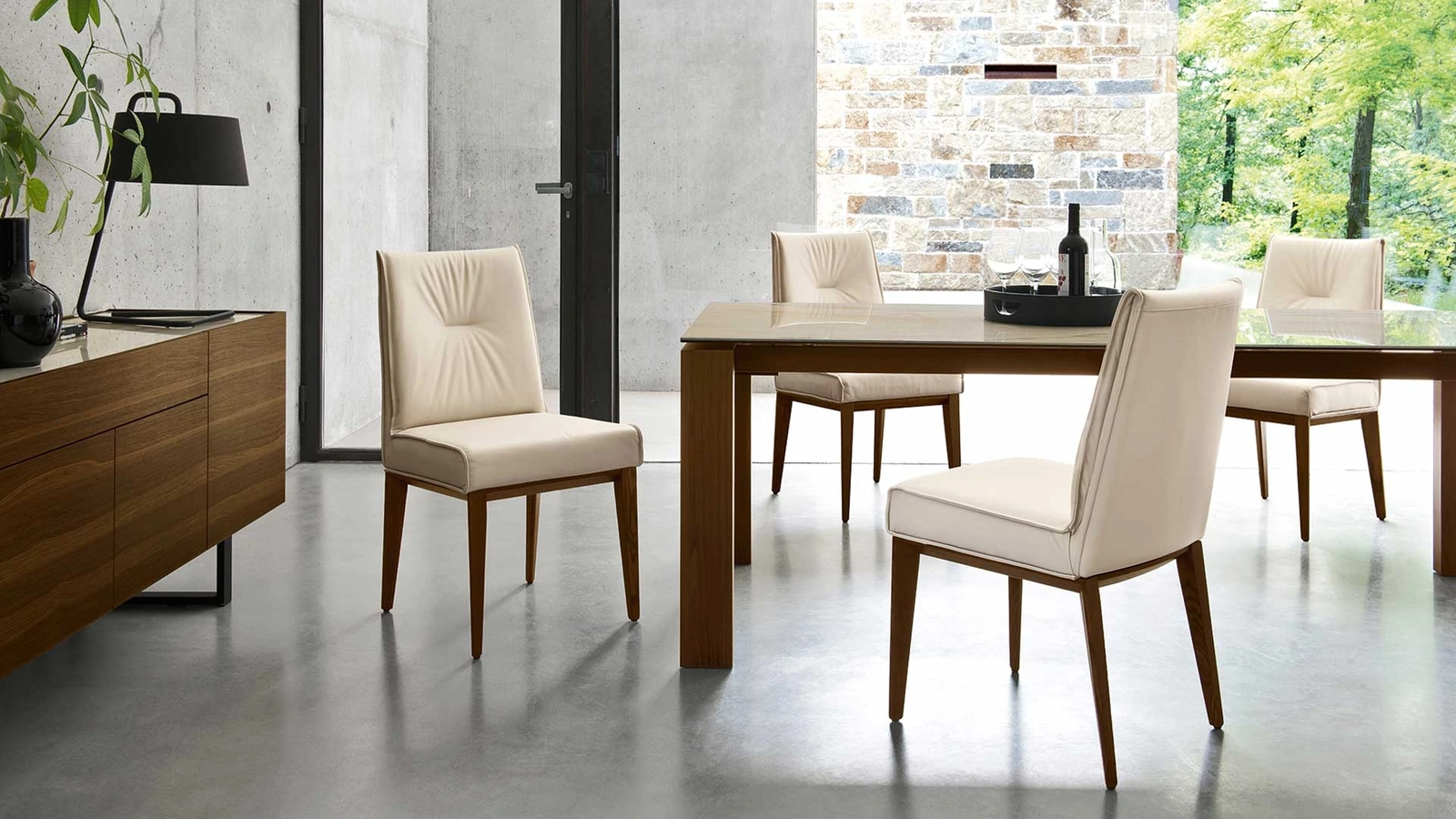Sedia imbottita in pelle con struttura in legno massello Romy di Calligaris