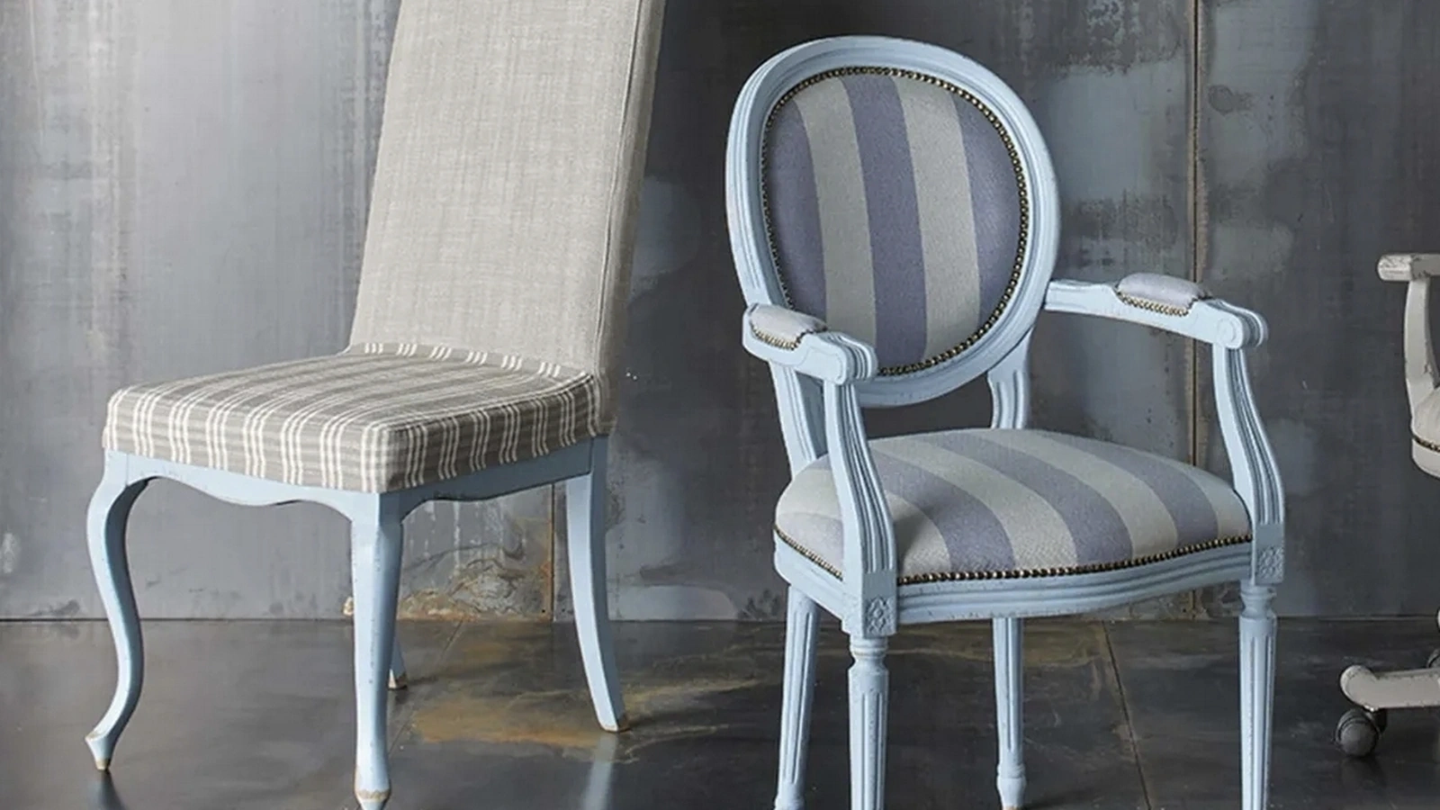 Sedia 779 e 721 in tessuto imbottito con struttura in legno laccato di Fratelli Mirandola