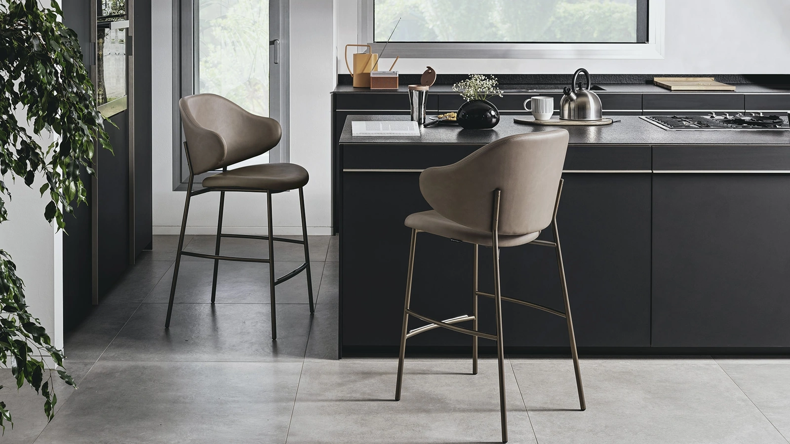 Sgabello in ecopelle con struttura in metallo Holly di Calligaris