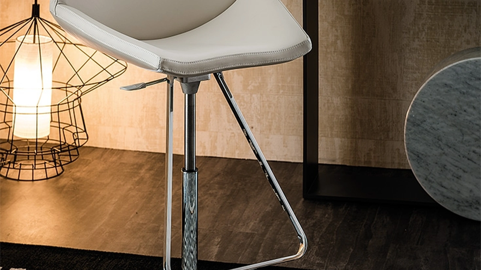 Sgabello girevole in metallo e pelle Kiss di Cattelan Italia