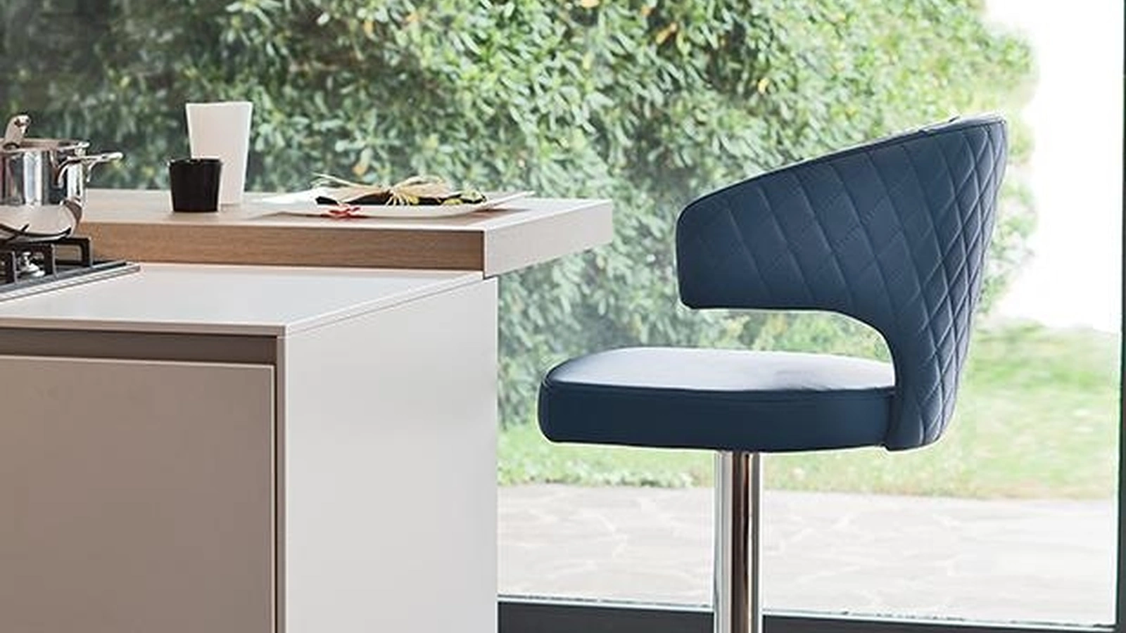 Sgabello Olimpe in pelle di Pezzani