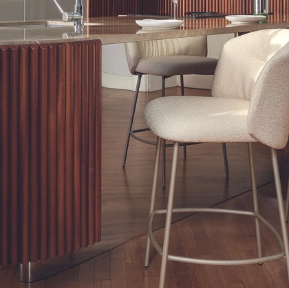 Sgabello Sweel in tessuto imbottito di Calligaris