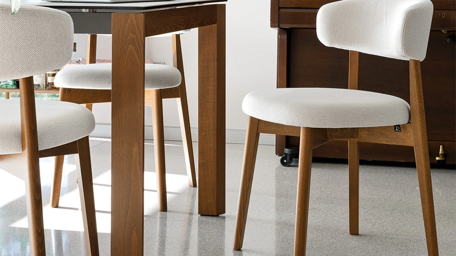 Sedia in tessuto imbottito e legno Talks di Connubia