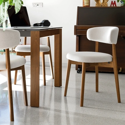 Sedia in tessuto imbottito e legno Talks di Connubia