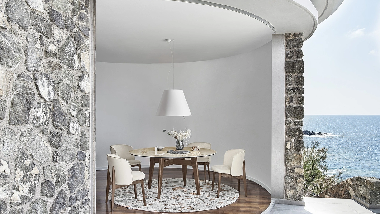 Tavolo rotondo in ceramica con struttura in legno massello Abrey di Calligaris