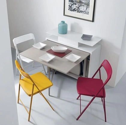 Consolle allungabile in acciaio e laminato che contiene le sedie al suo interno Archimede di Pezzani