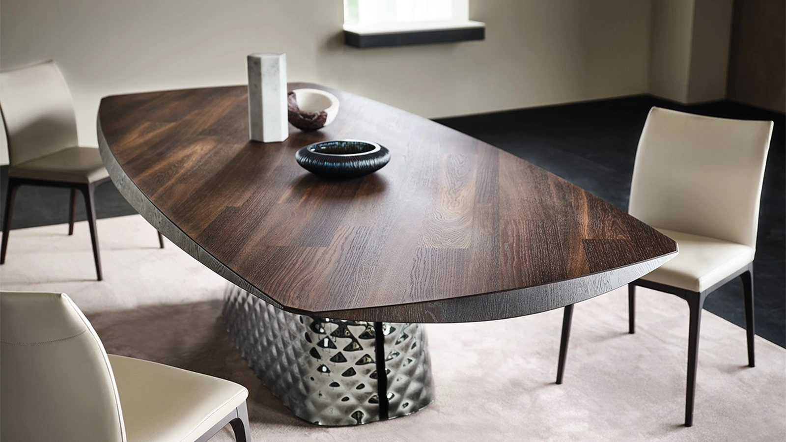 Tavolo con base in cristallo specchiato e piano in legno Atrium Wood di Cattelan Italia