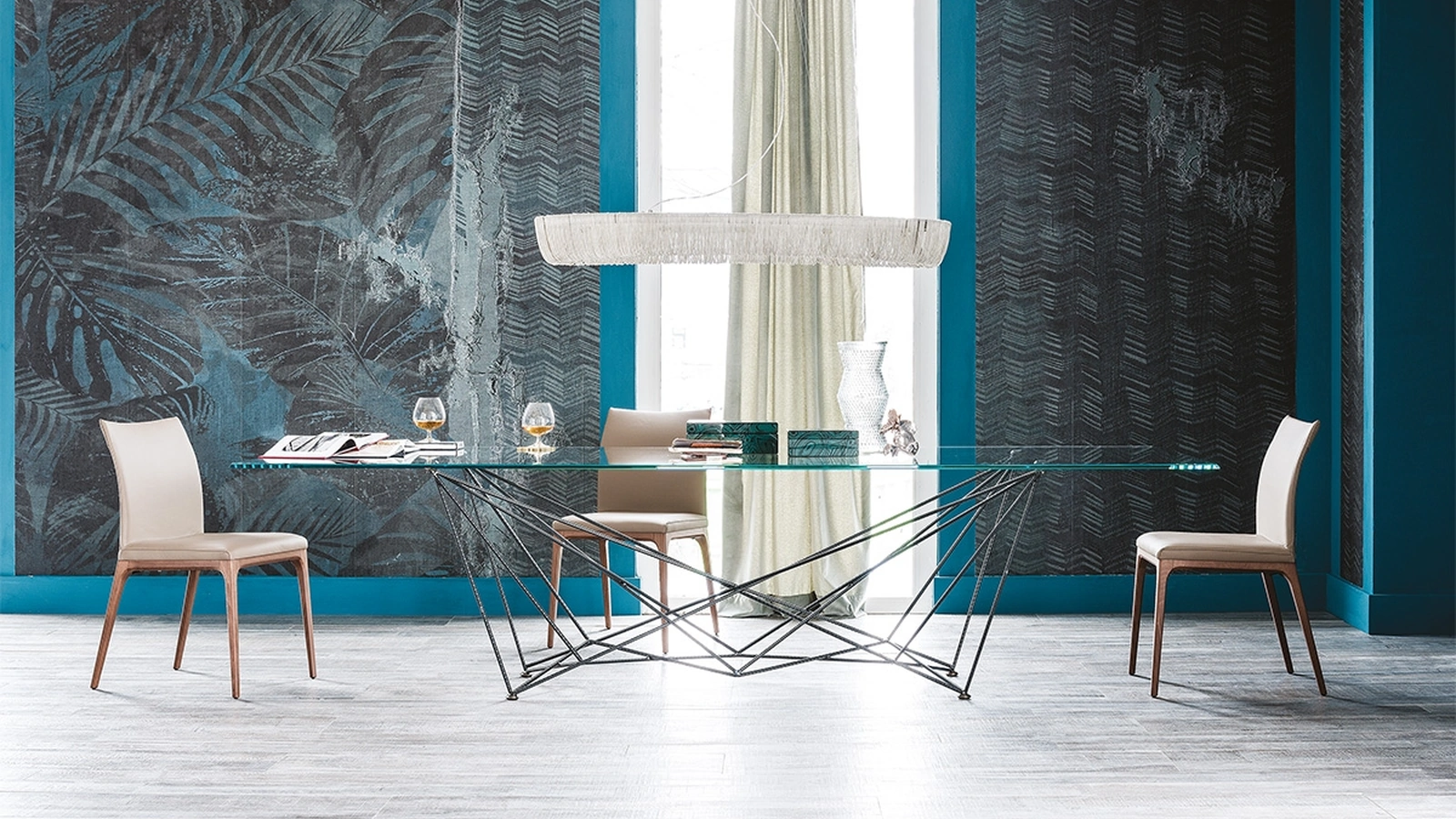 Tavolo con base in acciaio e piano in cristallo bisellato Gordon di Cattelan Italia