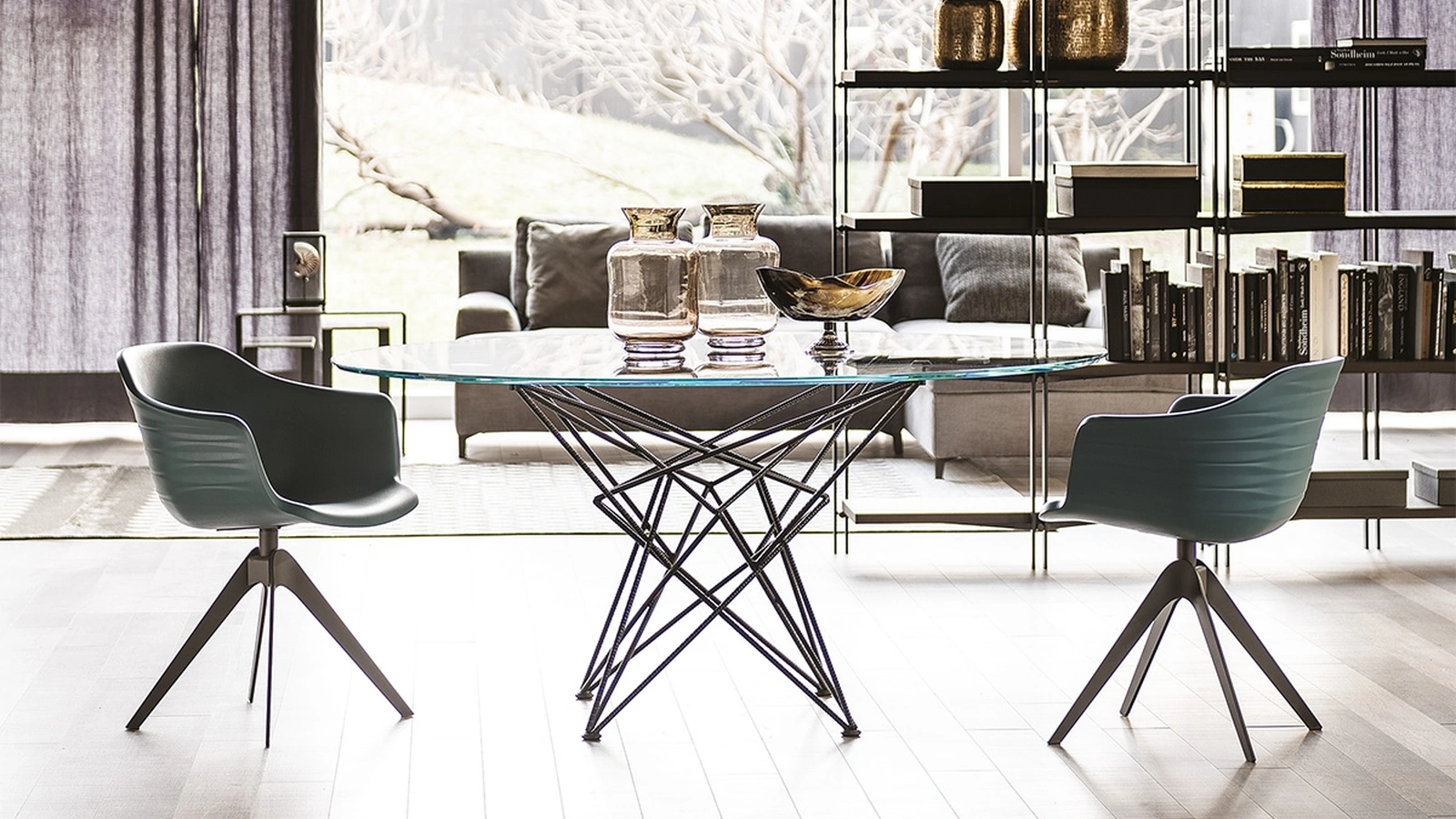 Tavolo con base in acciaio e piano in cristallo bisellato Gordon di Cattelan Italia