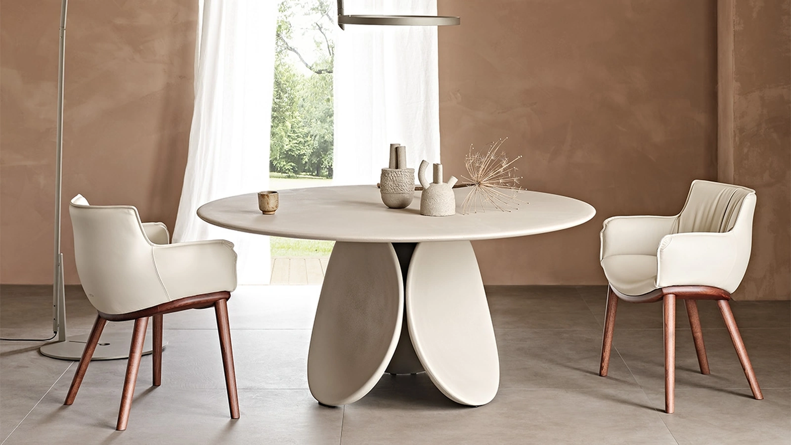 Tavolo rotondo interamente spatolato in argilla Maxime Argile di Cattelan Italia