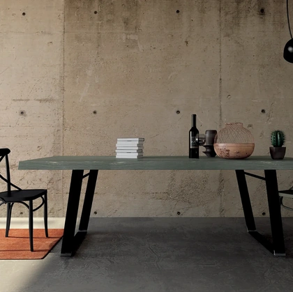 Tavolo Art 1389 Narciso in abete spazzolato, bordo irregolare, effetto scorticato con gambe in ferro di Fratelli Mirandola