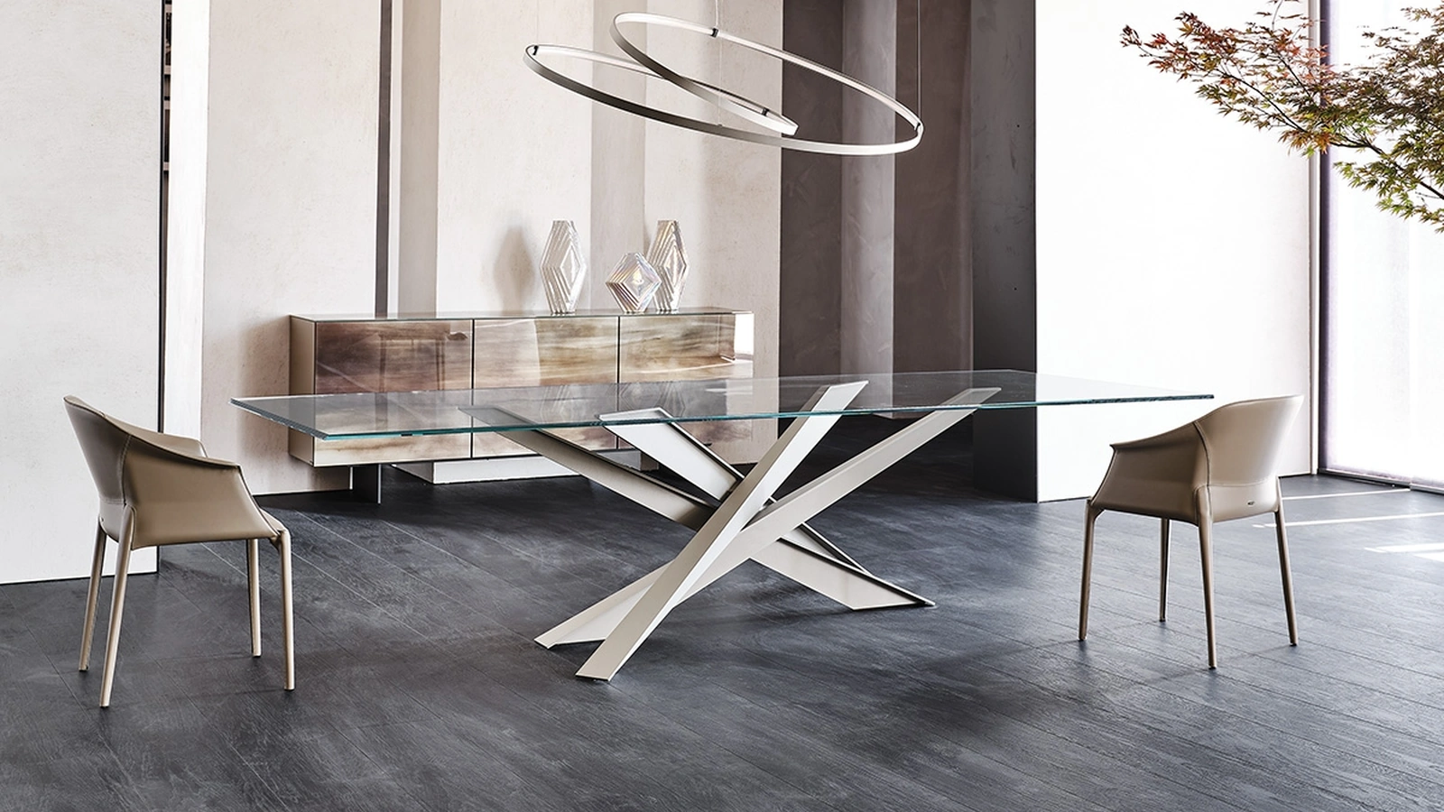 Tavolo dalle linee scultoree con piano in vetro Lancer di Cattelan Italia