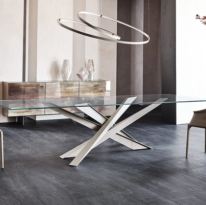 Tavolo dalle linee scultoree con piano in vetro Lancer di Cattelan Italia