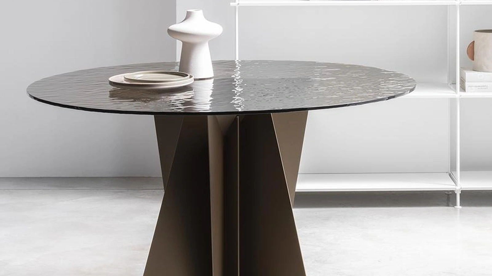 Tavolo rotondo Monolith con top in vetro di Pezzani