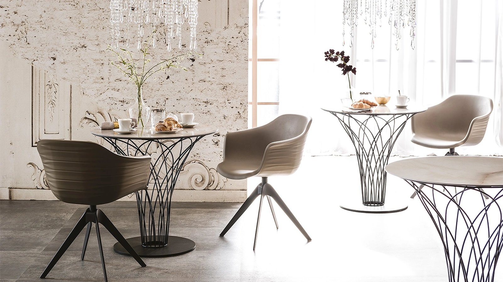 Tavolo rotondo con top in ceramica Marmi e base in acciaio intrecciato Nido Keramik Bistrò di Cattelan Italia