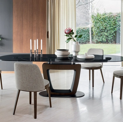 Tavolo allungabile Orbital con top in vetro e base in laccato opaco con piastra in metallo di Calligaris