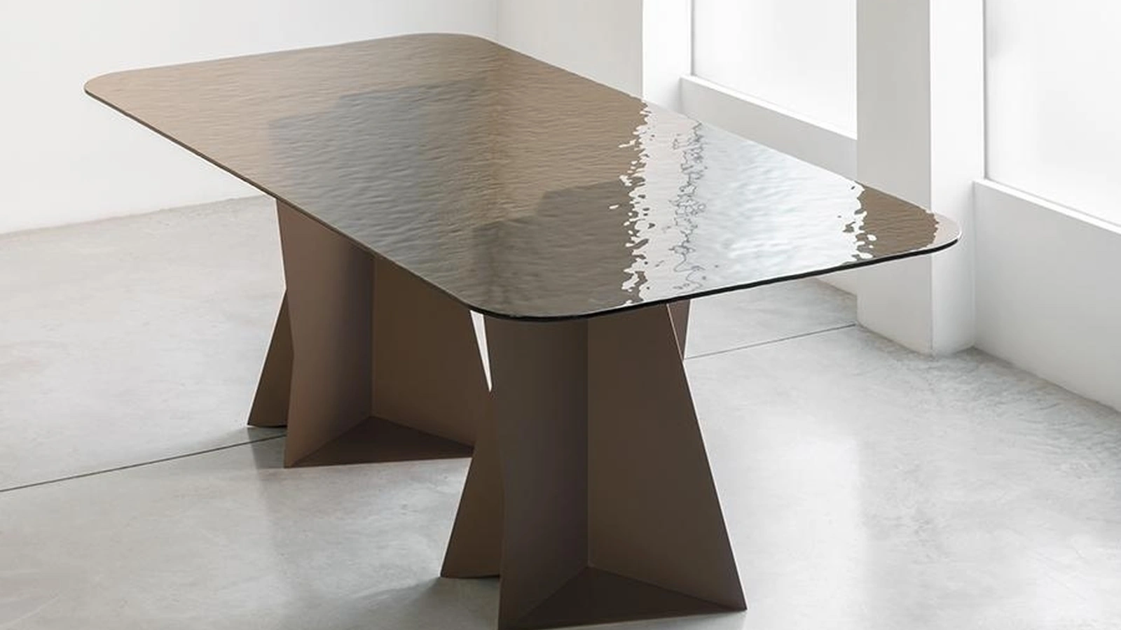 Tavolo Monolith con top in vetro di Pezzani