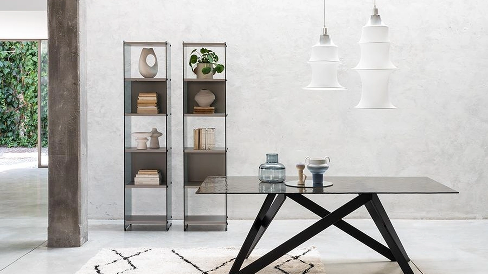 Tavolo Vertigo con top in vetro di Pezzani