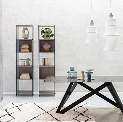 Tavolo Vertigo con top in vetro di Pezzani