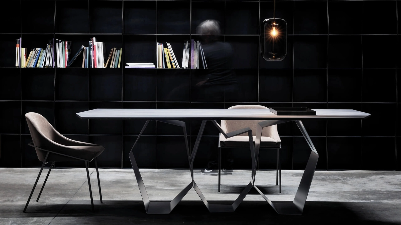 Tavolo di design Quasimodo con top dalla forma irregolare in ceramica e base in metallo di Ronda Design