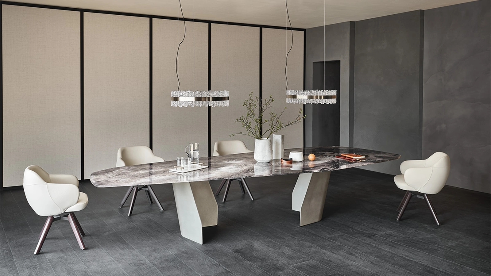 Tavolo in cristallo con stampa artistica e piano irregolare in metallo Senator di Cattelan Italia