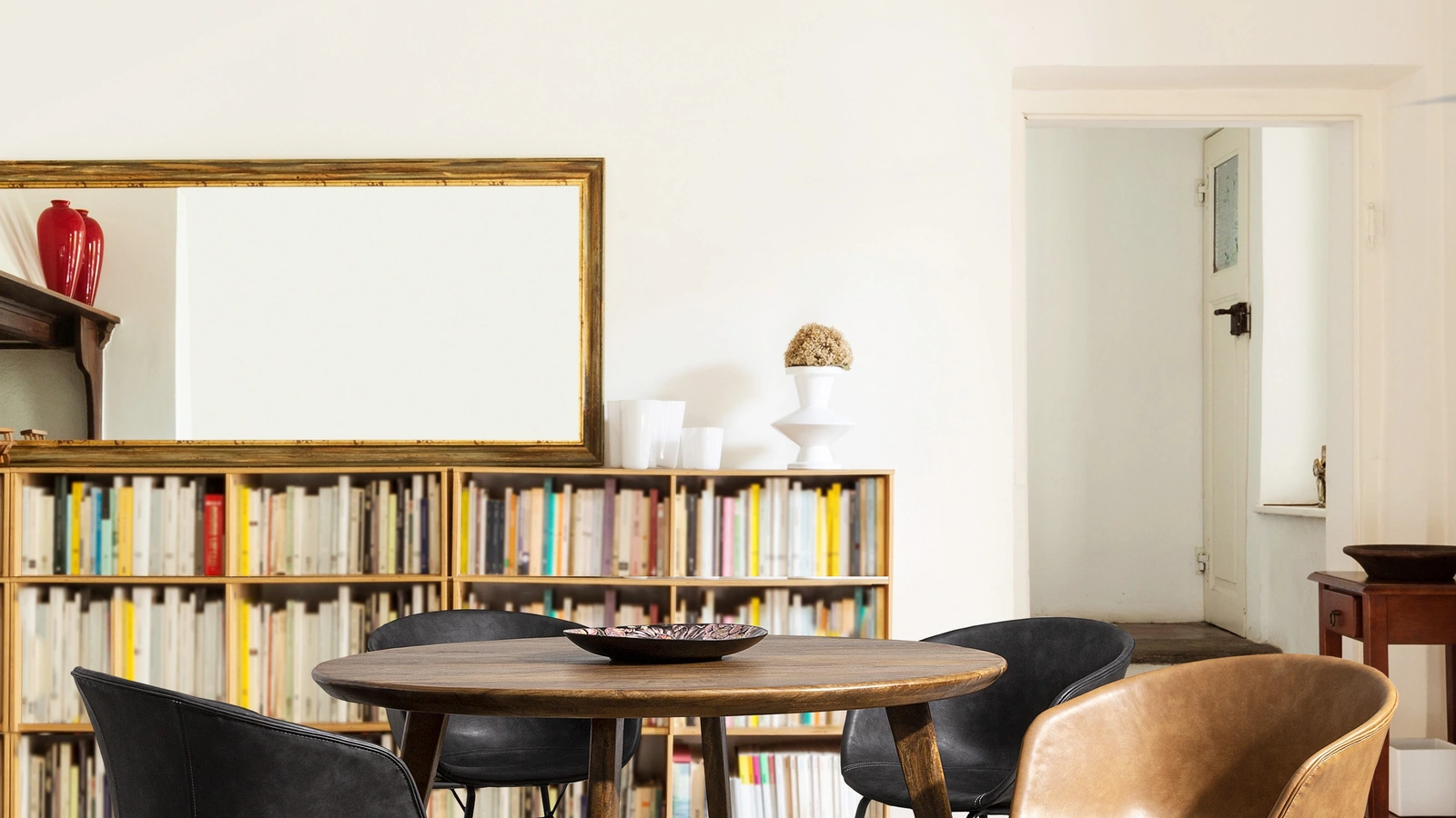 Tavolo rotondo in legno di mango con finitura a base d'acqua Sylvester di Bizzotto