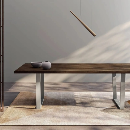 Tavolo Tecno con piano in rovere e gambe in metallo di Fratelli Mirandola di Fratelli Mirandola