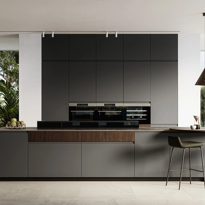 Cucina Moderna con isola Wega 01 in pet lavagna e millerighe noce di Arredo3