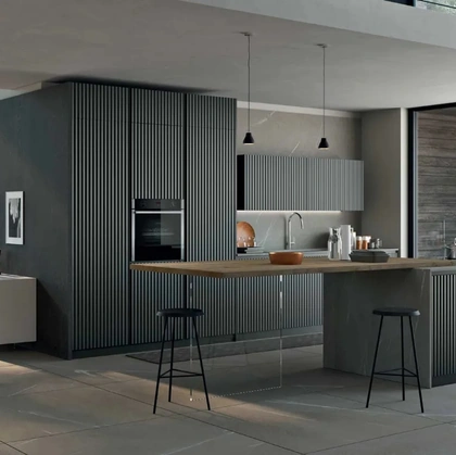 Cucina su misura con isola Wave 02 in legno laccato opaco di Fratelli Mirandola