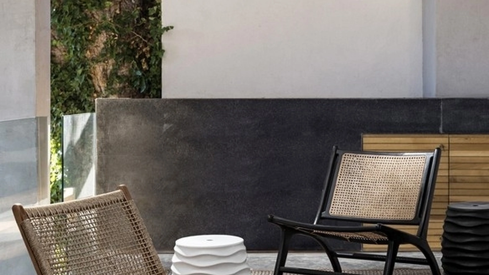 Poltrona da giardino in fibra sintetica e Teak Adelita di Bizzotto