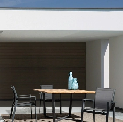 Tavolo in legno di Acacia e gambe in acciaio  Helsinki di Bizzotto