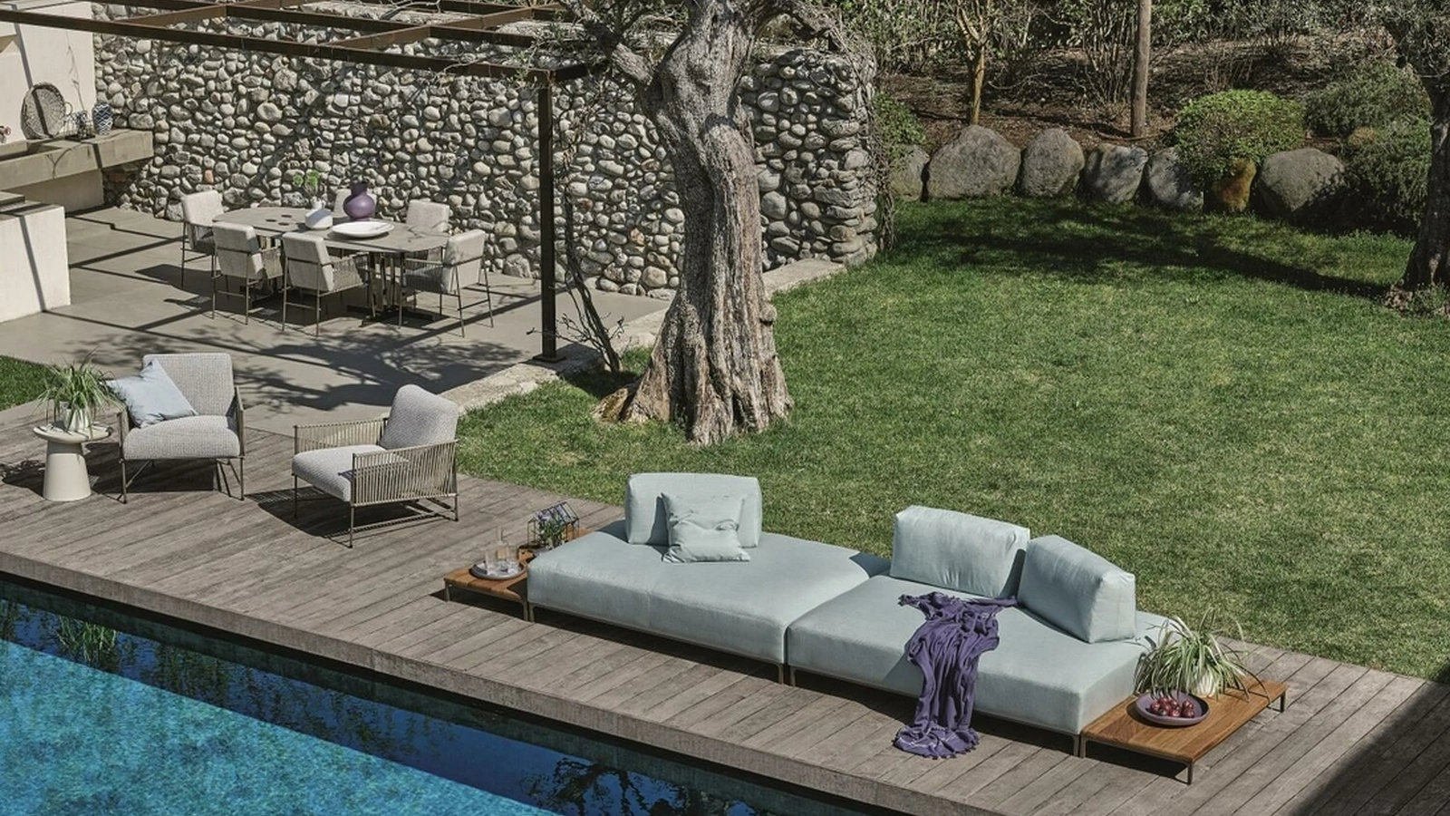 Divano Sanders Air in tessuto imbottito con tavolini laterali in legno massello di Ditre Italia