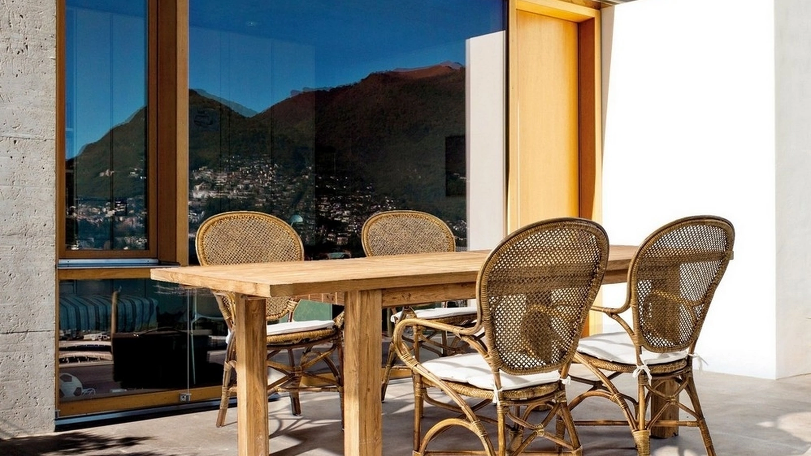 Sedia Edelina in rattan con braccioli di Bizzotto