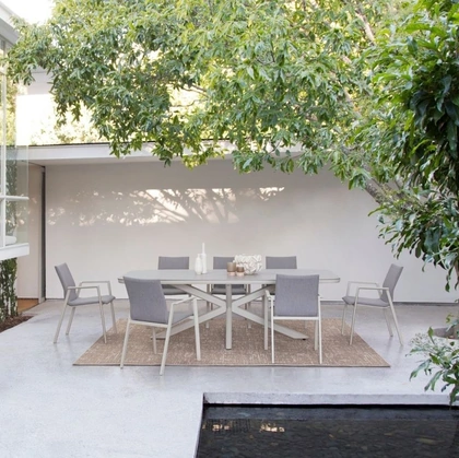 Tavolo Isacco con top in pietra di Bizzotto