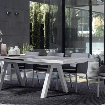 Tavolo in ceramica e Sedie imbottite Lunar di Bizzotto