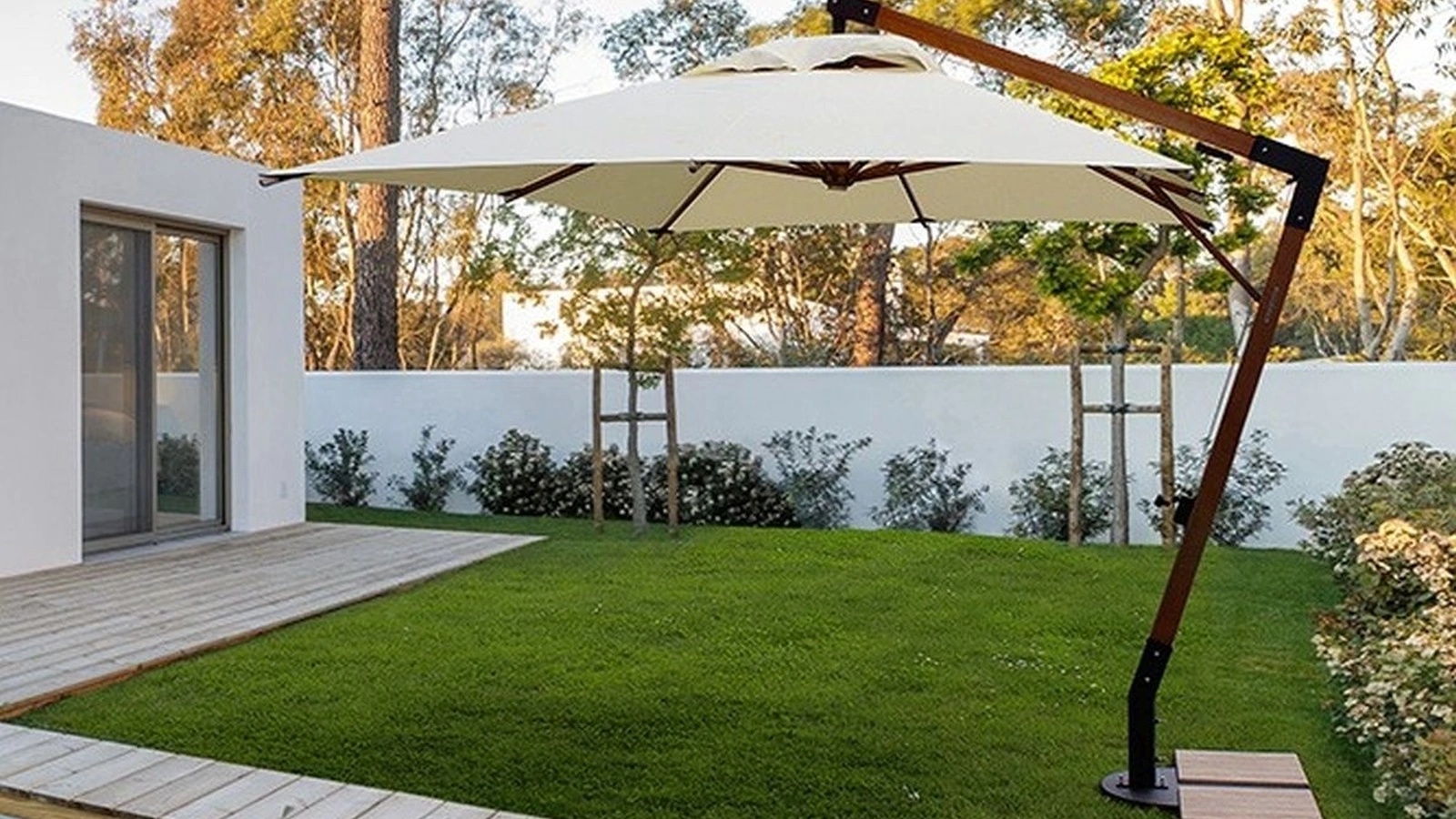 Ombrellone Capua con braccio in legno di Bizzotto