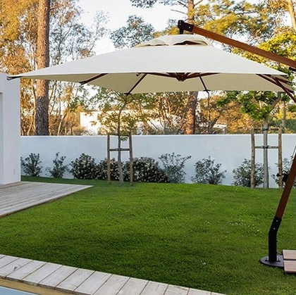 Ombrellone Capua con braccio in legno di Bizzotto