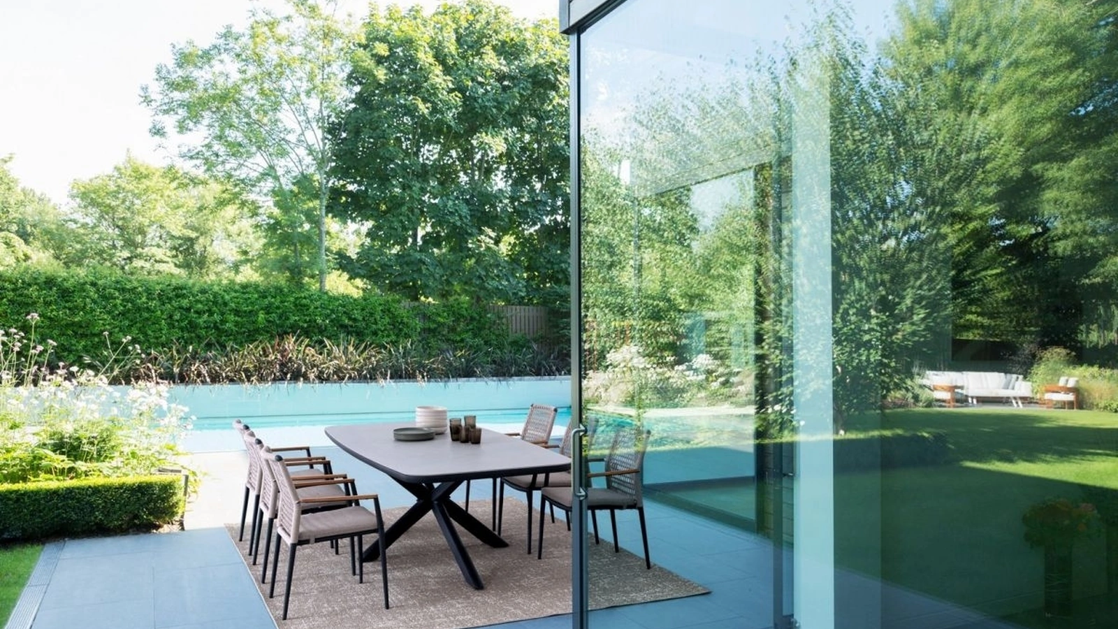 Tavolo Pascal con top in pietra di Bizzotto