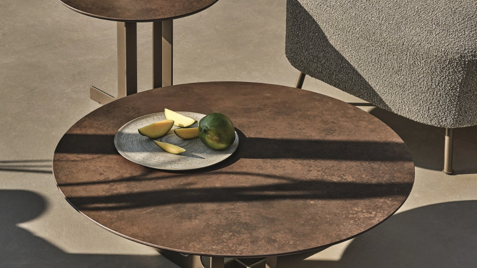 Tavolino Nell con top in gres ossido bruno e struttura in metallo di Ditre Italia