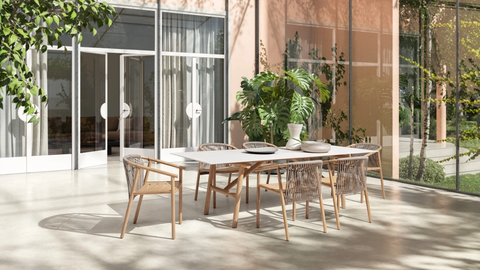 Tavolo Isamu con top in gres Calce Bianca e base in legno di Ditre Italia