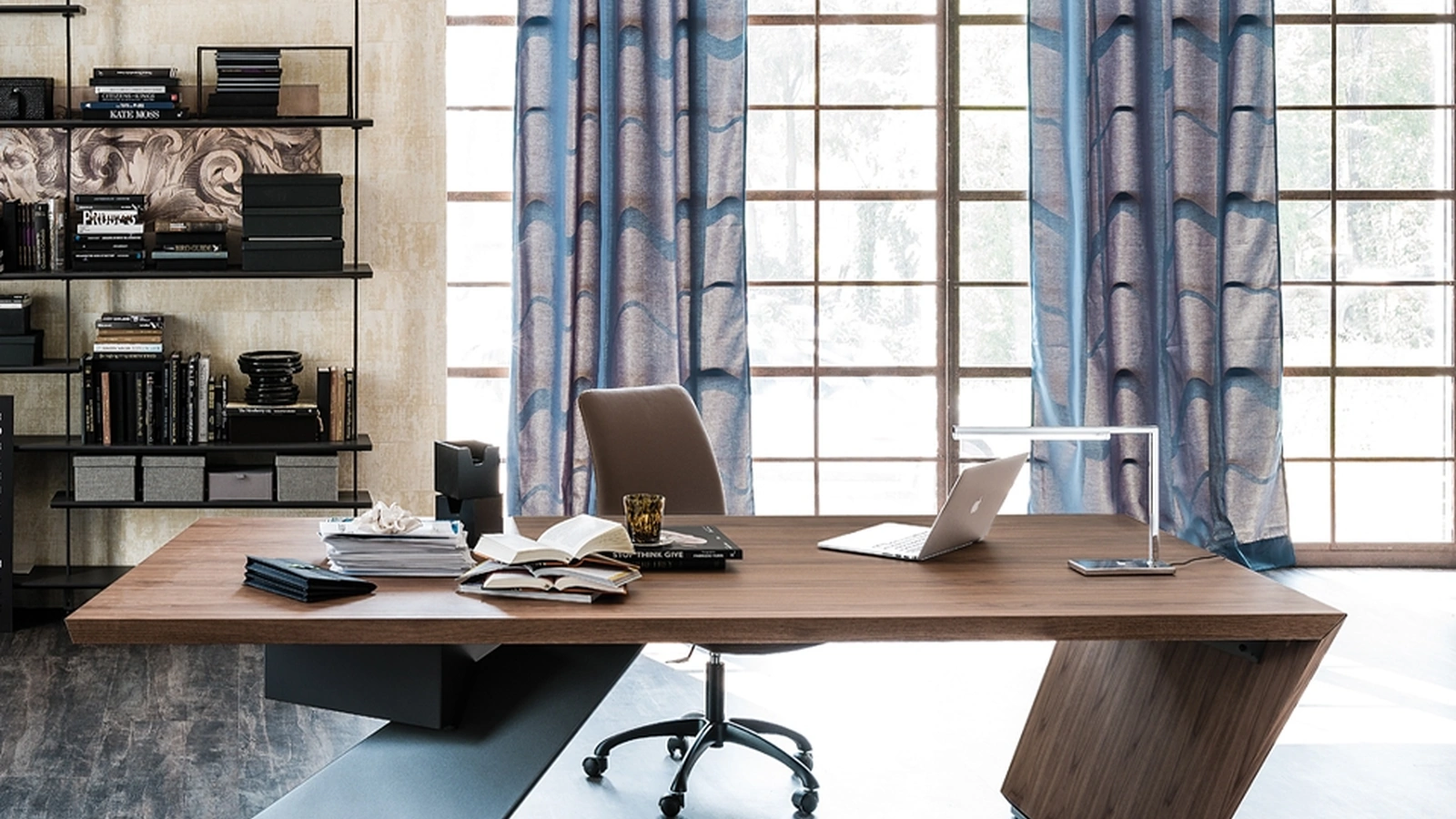 Scrivania direzionale in legno con gamba in acciaio Nasdaq di Cattelan Italia