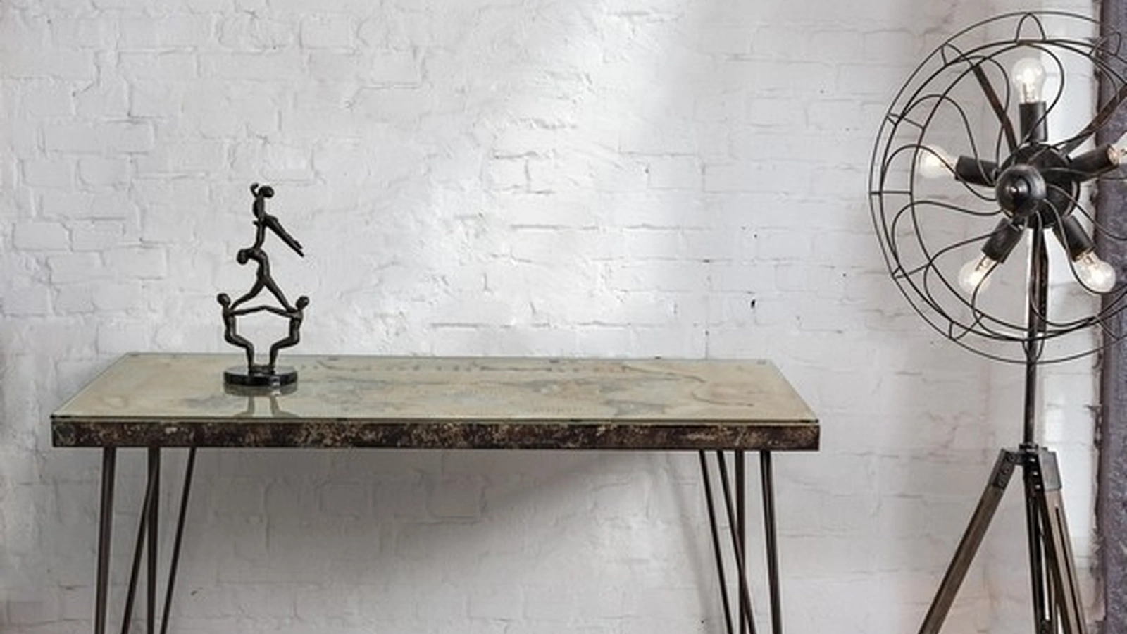 Scrivania operativa in vetro e MDF con decorazione in cemento Atlantide di Bizzotto